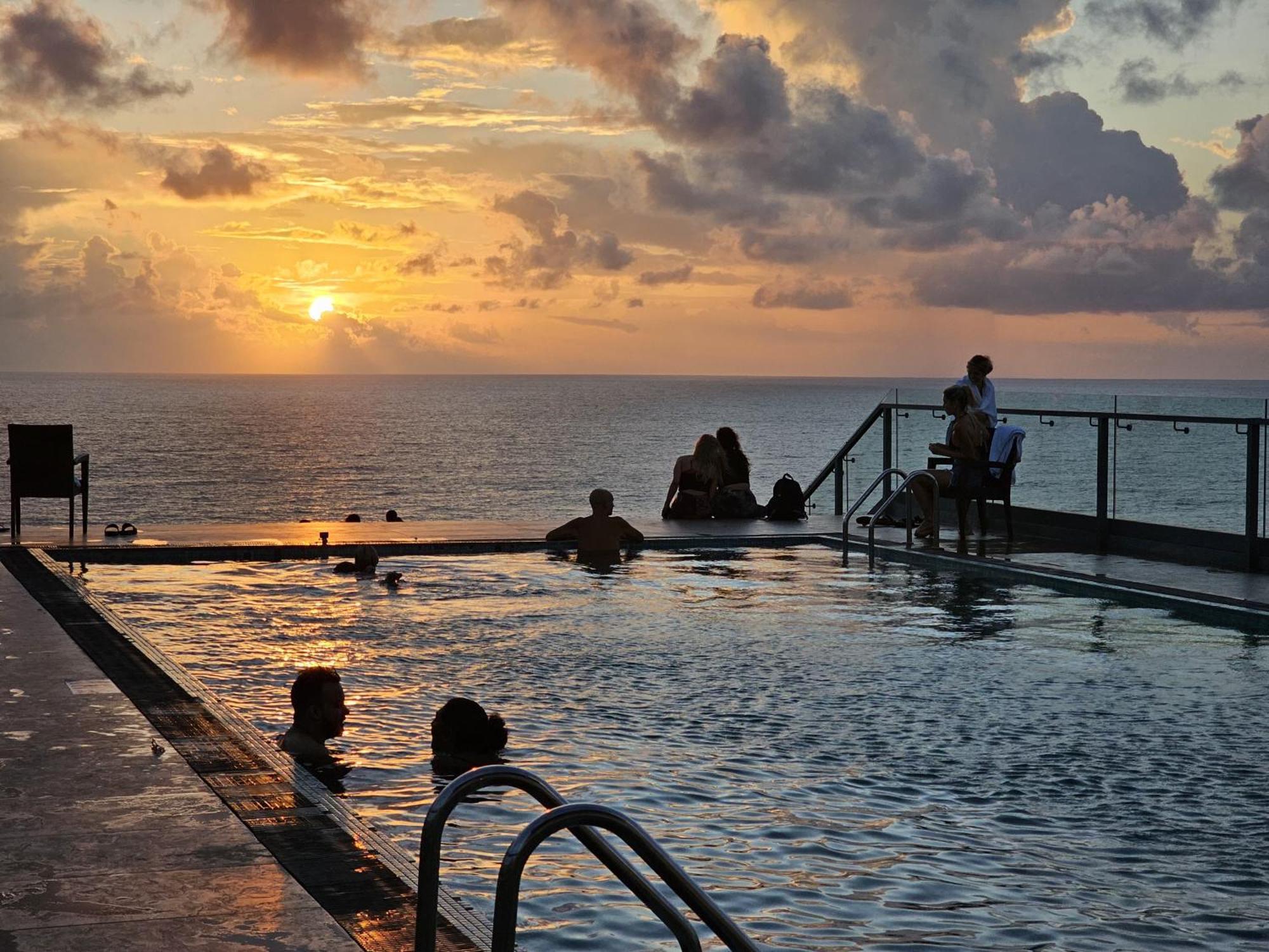 Ocean Breeze Sea View Luxury Apartments Negombo Luaran gambar