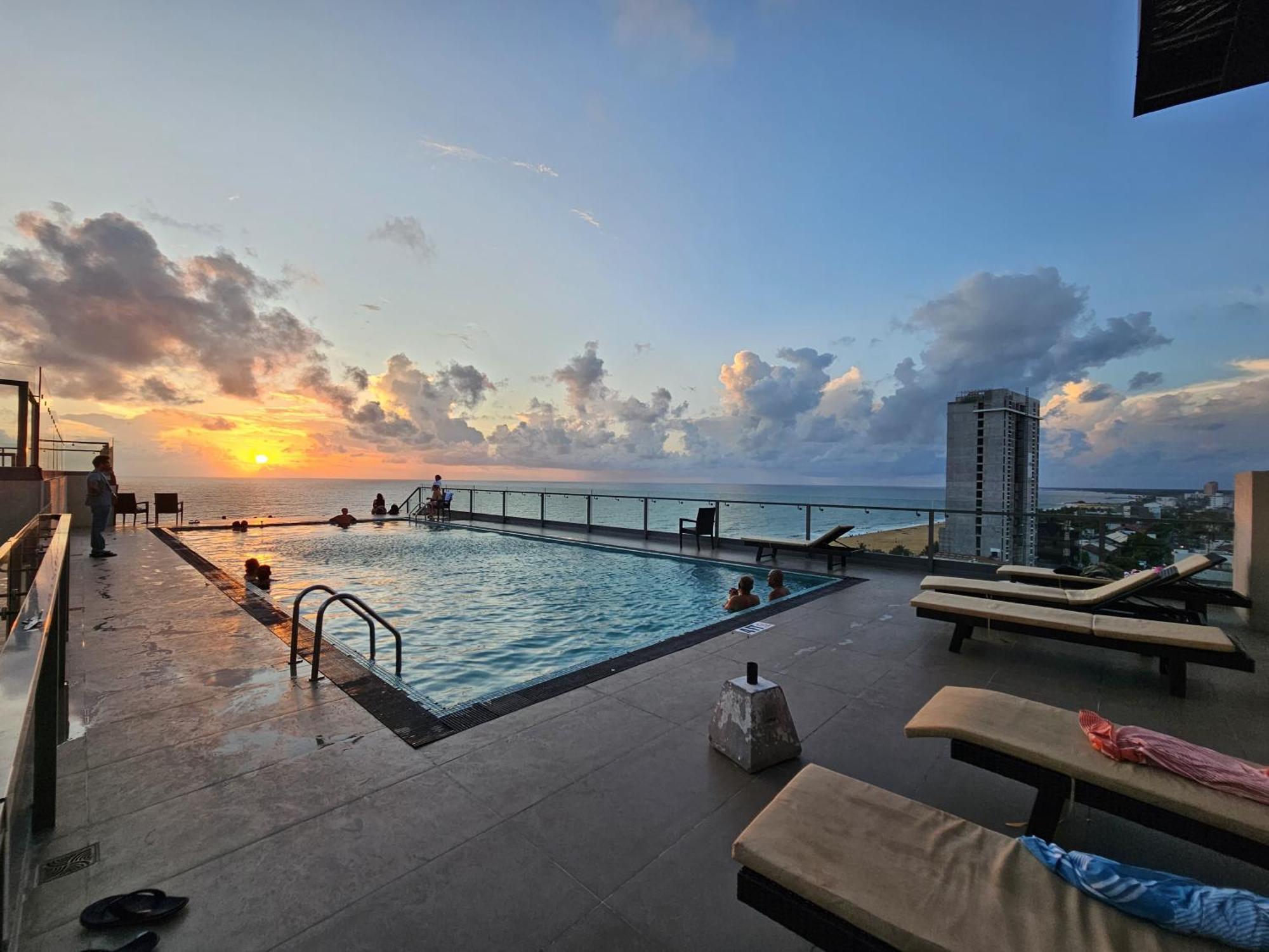 Ocean Breeze Sea View Luxury Apartments Negombo Luaran gambar